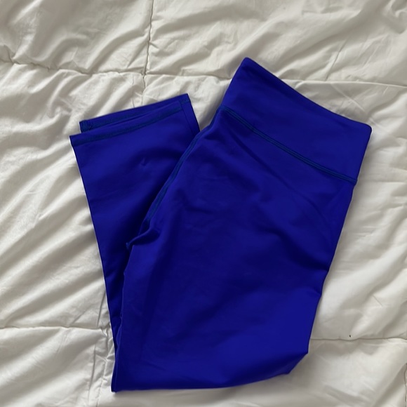 Fabletics Define PowerHold® Mid-Rise Capri - Picture 2 of 5